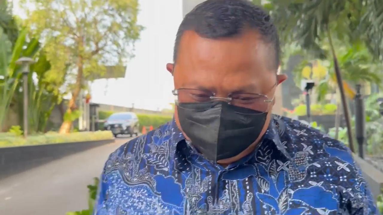 Kakanwil Kemenag Jateng Saiful Mujab berjalan cepat dan menunduk saat meninggalkan Gedung Merah Putih Komisi Pemberantasan Korupsi (KPK).