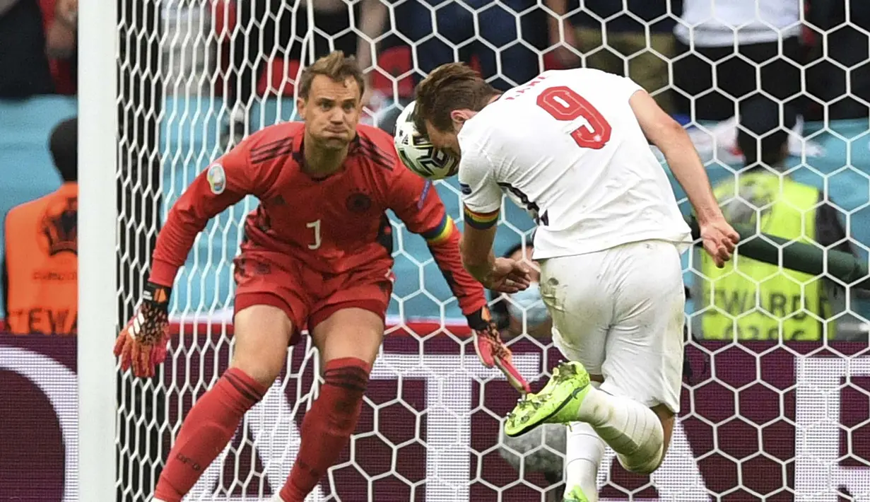 Inggris makin menjadi-jadi. Harry Kane menggandakan keunggulan dengan aksi sundulan memanfaatkan umpan cantik Jack Grealish pada menit ke-86. Skor 2-0 untuk keunggulan Timnas Inggris bertahan hingga laga berakhir. (Foto: AP/Pool/Justin Tallis)