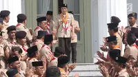 Presiden Joko Widodo (Jokowi) seusai memimpin pelantikan pengurus Kwartir Nasional Gerakan Pramuka masa bakti 2018-2023 di Istana Merdeka, Kamis (27/12). Jokowi melantik Budi Waseso sebagai Ketua Kwarnas Gerakan Pramuka. (Liputan6.com/Angga Yuniar)