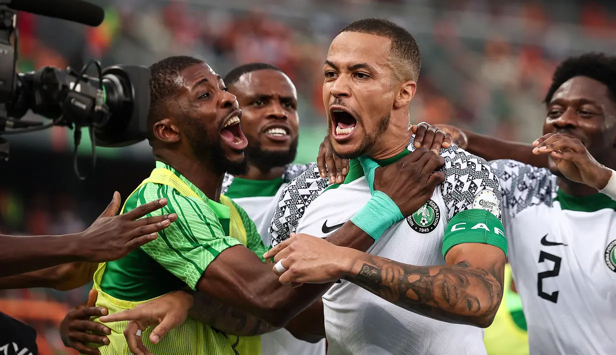 Kapten Timnas Nigeria, William Troost-Ekong yang kini tengah menjalani musim pertama bersama klub Yunani, PAOK Salonika telah mencetak 1 gol dalam 3 laga di fase Grup A Piala Afrika 2023. Satu gol tersebut dicetaknya saat Nigeria menang 1-0 atas Pantai Gading pada laga kedua (18/1/2024). (AFP/Franck Fife)