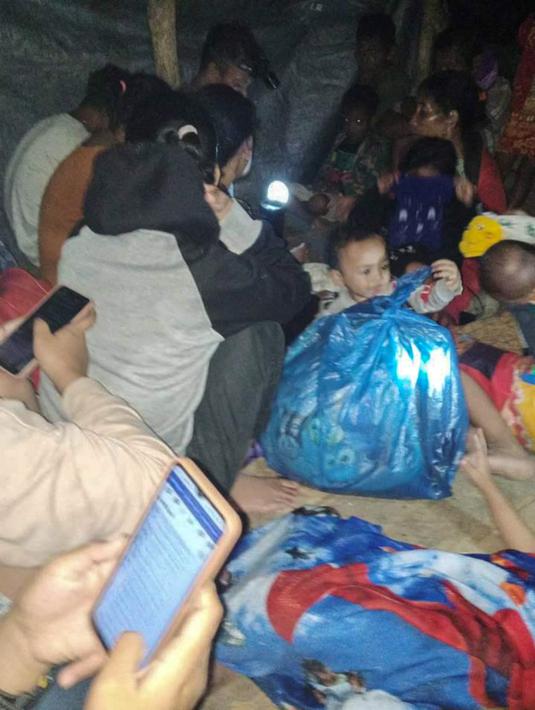 BMKG sempat mengeluarkan peringatakan dini bahwa gempat dapat memicu tsunami. Namun, peringatan tersebut telah diakhiri sekitar pukul 05.17 WIB. (BAMBANG SAGURUNG/AFP)