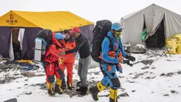 Tim pembangunan jalan berangkat dari Advance Camp yang berada di ketinggian 6.500 meter di Gunung Qomolangma atau Gunung Everest di Daerah Otonom Tibet, China, Minggu (10/5/2020). Tim akan membuat rute menuju puncak Gunung Everest pada 12 Mei jika kondisi cuaca memungkinkan. (Xinhua/Sun Fei)