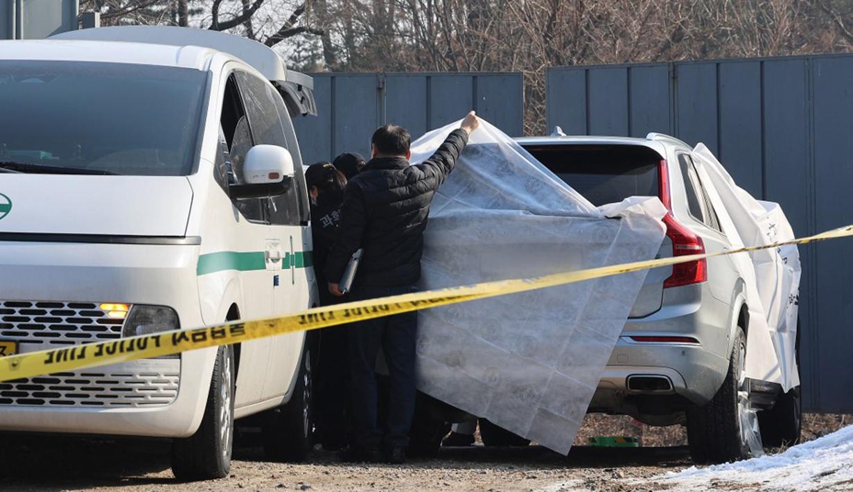 Sebelumnya, kantor polisi tersebut menerima panggilan darurat pada pukul 10.12 dari seorang wanita, yang mengaku suaminya telah meninggalkan rumah dengan surat wasiat. Tepat pukul 10.30, seorang petugas kepolisian melangsungkan pencarian dan menemukan seorang pria tak bernyawa di dalam mobilnya. (Yonhap/AFP)