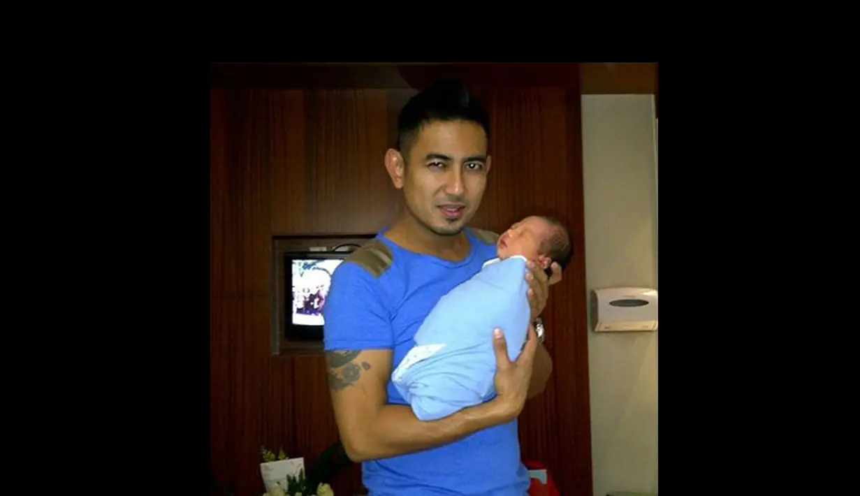 Rio Febrian dan Sabria Kono,memberi nama anak kedua mereka Kalampati Sinarra Febrian. Ia berharap, anak lelaki keduanya akan menjadi anak yang punya empati dan bisa menjadi sumber inspirasi buat orang di sekitarnya (Istimewa)