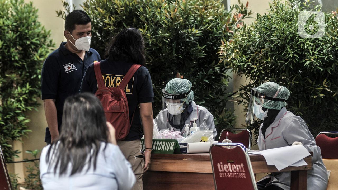 FOTO: Keluarga Korban Kecelakaan Sriwijaya Air SJ 182 Datangi Posko Ante Mortem RS Polri