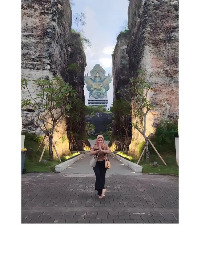 Wanita Ini Minta Orang Dibelakangnya Dihilangkan, 8 Hasil Editan Fotonya Bikin Tepuk Jidat