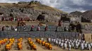 Sejumlah pemeran melakukan upacara Inca "Inti Raymi" di reruntuhan Saqsaywaman di Cuzco, Peru (24/6). Ritual ini dikenal juga sebagai Fiesta del Sol atau The Festival of the Sun. (AP/Martin Mejia)