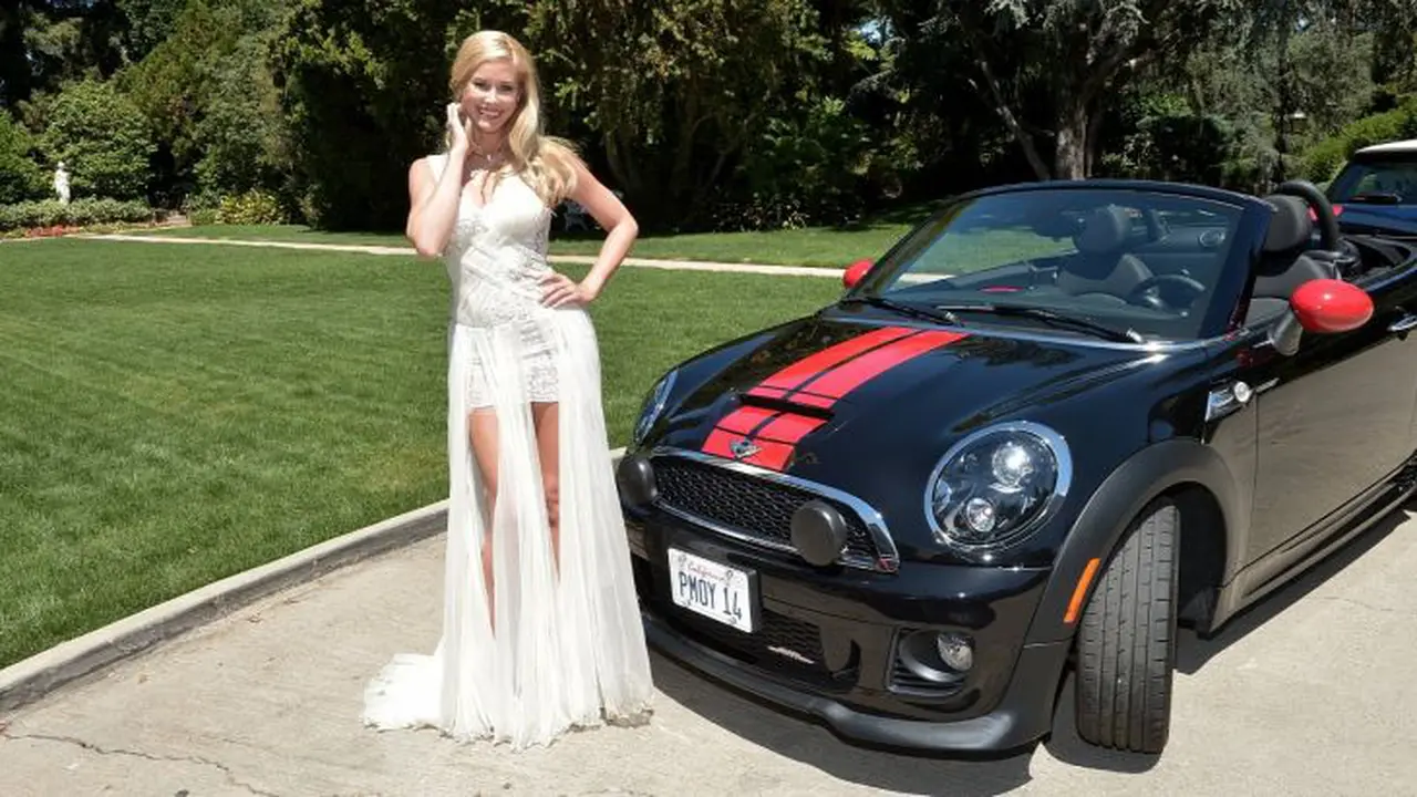 Pemenang Playmate Of The Year Diganjar MINI Roadster Oleh Playboy