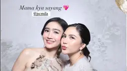 Bersahabat lama, kebersamaan Jessica Mila dan Febby Rastanty bak kakak adik. Sudah jadi ibu, Mila kini punya panggilan baru dari sahabatnya. Meski telah jadi ibu, namun tak dipungkiri jika Jessica Mila masih terlihat seperti gadis. Persahabatan tidak banyak drama, tak sedikit netizen yang salut dengan persahabatan geng artis yang disebut dengan geng Blackpunk ini. (Liputan6.com/IG/@febbyrastanty)