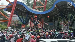 Antrean pengunjung di jalur kendaraan gerbang Ancol, Jakarta, Rabu (27/6). Bertepatan dengan libur nasional Pilkada Serentak 2018, sebagian besar warga Jakarta memanfaatkan fasilitas gratis biaya masuk ke kawasan Ancol. (Merdeka.com/Iqbal S. Nugroho)