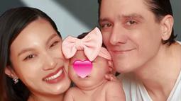 Patricia memperkenalkan bayi cantiknya dengan nama Zoe Harper Bertoli. Ia menyambut baby Zoe sebagai bintang yang bersinar dan menyebutnya sebagai Next Top Baby. "Hai Tante, Om, OmTy, OTe @zoeharperbertoli hadir! Terima kasih buat doa2nya ya. Doa novena nya telah terkabulkan tepat sebulan yang lalu," tulisnya. (Liputan6.com/IG/@patriciagouw)