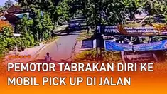 Terekam CCTV, Pemotor Tabrakan Diri ke Mobil Pick Up di Jalan