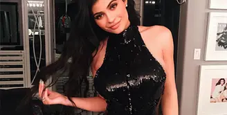 Kylie Jenner selalu hadir dengan hal-hal yang mengejutkan. Di awal tahun 2017 ini, Kylie datang dengan kabar ingin membatasi diri dalam penggunaan media sosial. Ia tidak akan mengunggah hal yang bersifat pribadi. (Instagram/Kyliejenner)