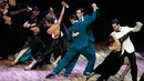 Nicolas dan Germán Filipeli (kedua kanan) tampil bersama kontestan lainnya dalam putaran final kategori Stage di Tango Dance World Championship 2019 di Buenos Aires, Argentina, Rabu (21/8/2019). Tango Dance World Championship 2019 menampilkan 744 pasangan dari 36 negara. (AP Photo/Natacha Pisarenko)