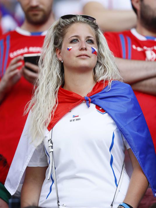 Fans cantik asal Republik Ceska terlihat antusias menanti laga grup D antara timnya melawan Kroasia di Stade Geoffroy-Guichard, Saint-Etienne, prancis, (17/6/2016). (REUTERS/Jason Cairnduff)