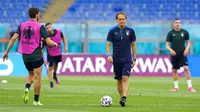 Pelatih Italia Roberto Mancini berjalan di sepanjang lapangan selama sesi latihan  jelang melawan Turki pada pertandingan grup A Euro 2020 di Olympic Stadium, Roma, Italia, Kamis (10/6/2021). Italia akan melawan Turki pada  11 Juni 2021 waktu setempat. (AP Photo/Alessandra Tarantino)