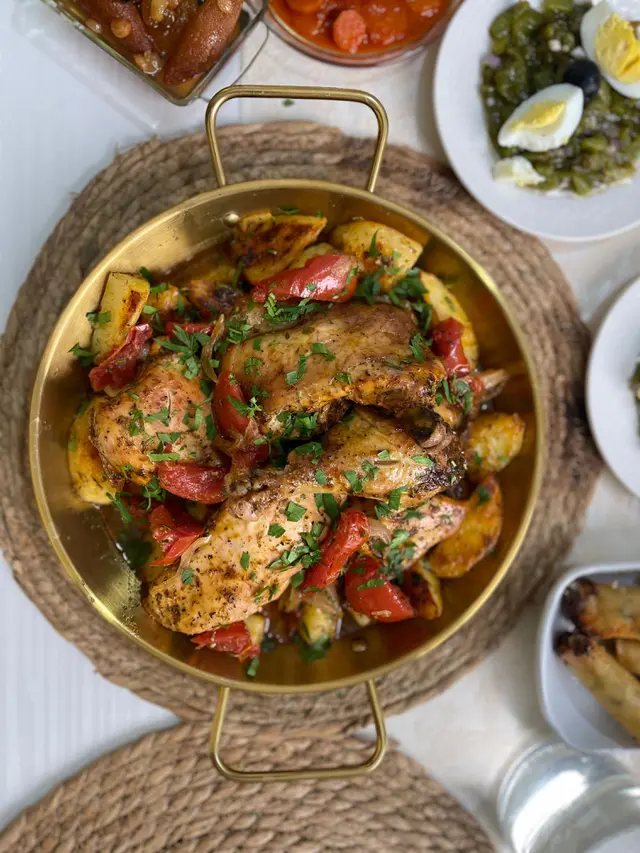 Ilustrasi mediterranean chicken sebagai contoh menu one-pot meal
