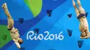 Atlet Inggris Jack Laugher dan Chris Mears saat mengikuti loncat indah sinkronisasi 3 m pria pada Olimpiade 2016 di Brasil, (10/8). Ekspresi kocak para atlet menjadi ciri sendiri dari cabang olahraga ini. (REUTERS/Antonio Bronic)