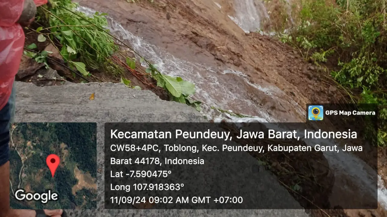 Bencana tanah longsor memutus akses utama jalan raya Peundeuy yang menghubungkan dua kecamatan di wilayah Garut Selatan, akibat hujan deras yang terjadi sejak sore kemarin hingga dini hari tadi. (Liputan6.com/Jayadi Supriadin)