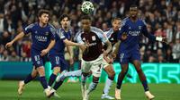 Bek Aston Villa asal Inggris #04, Ezri Konsa, menyundul bola ke arah gawang selama pertandingan leg kedua perempat final Liga Champions UEFA antara Aston Villa dan Paris Saint-Germain di Villa Park di Birmingham, Inggris bagian tengah, Rabu dini hari (16-4-2025). (FRANCK FIFE/AFP)