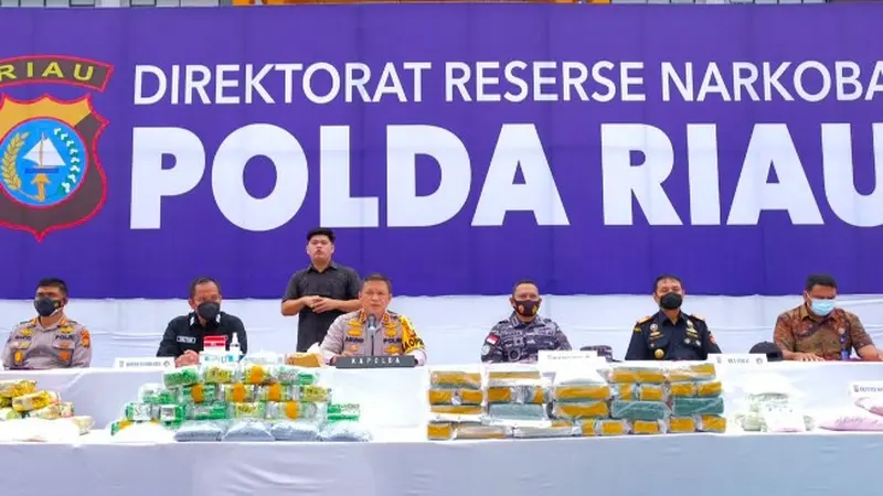 Kapolda Riau Irjen Agung Setya Imam Effendi dalam konferensi pers pengungkapan narkoba.