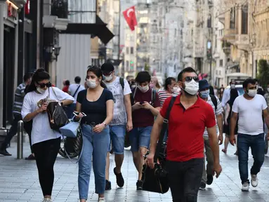 Warga mengenakan masker berjalan di sebuah jalan di Istanbul, Turki (1/7/2020). Menteri Kesehatan Turki Fahrettin Koca mengatakan bahwa kasus baru COVID-19 pekan lalu di Istanbul, kota metropolis terbesar di Turki, menyumbang 54 persen dari seluruh peningkatan kasus. (Xinhua/Xu Suhui)