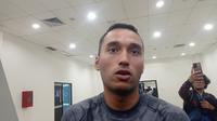 Pemain Persib Bandung, Ezra Walian usai laga uji coba kontra Dewa United. (Muhammad Faqih/Bola.com)