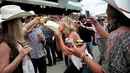 Suasana keramaian festival  Calgary Stampede di Calgary , Alberta , Kanada, (9/7). Festival ini menyuguhkan pertunjukan chuckwagon racing, berbagai parade, hiburan pasar malam, pertunjukan langsung dan tentu saja, rodeo.( REUTERS / Todd korol)