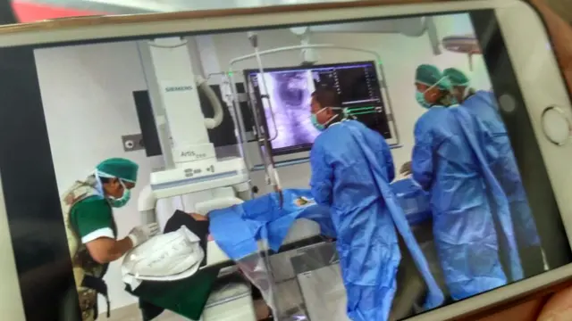 Saat AK menjalani terapi brain spa oleh dokter Terawan. (Foto: Dok Pribadi AK)