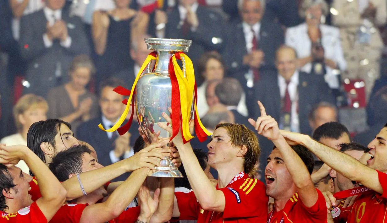 Kemenangan ini pun sangat bersejarah bagi Timnas Spanyol. Ini pertama kalinya mereka meraih gelar juara di level internasional sejak tahun 1964 silam. (AFP/Frank Fife)