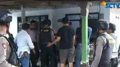 Saat penggeledahanm, petugas menyita sebilah samurai, tiga telepon genggam, dan sejumlah dokumen yang diduga terkait dengan aksi terorisme.