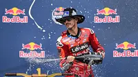 Francesco Bagnaia dari Ducati Lenovo merayakan kemenangan di MotoGP Amerika Serikat 2025. (Bola.com/motogp.com)