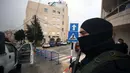 PALESTINA DARURAT CORONA: Dengan mengenakan masker, seorang aparat kepolisian Palestina berjaga-jaga di luar Angel Hotel di Kota Betlehem, Tepi Barat, 6 Maret 2020. Keadaan darurat mulai diberlakukan pada Jumat (6/3) di Palestina di tengah kekhawatiran penyebaran coronavirus baru. (Xinhua/Stringer)