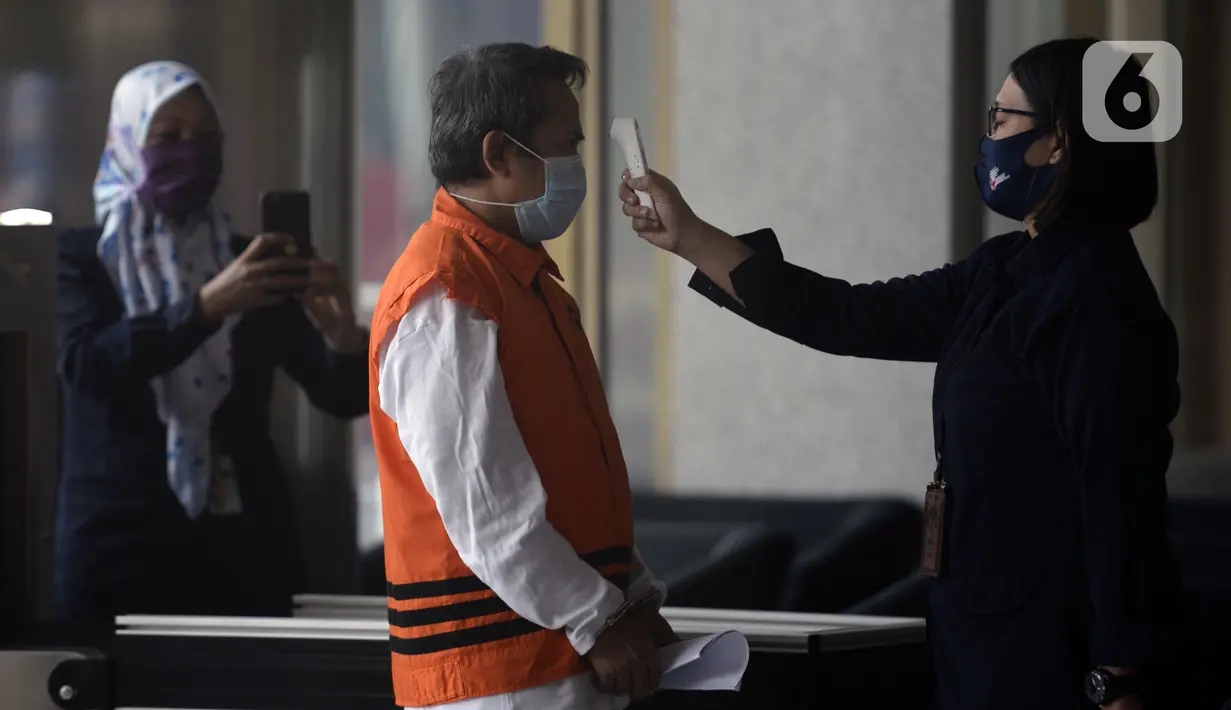 Direktur Utama PT Glori Karsa Abadi, Rahadian Azhar menjalani pemeriksaan suhu tubuh saat tiba di Gedung KPK, Jakarta, Rabu (3/6/2020). KPK memeriksa Rahadian Azhar sebagai tersangka dalam kasus dugaan suap pemberian fasilitas di Lapas Sukamiskin. (merdeka.com/Dwi Narwoko)
