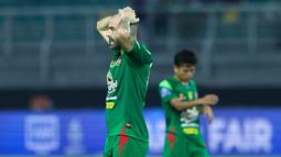 Pemain Persebaya Surabaya, Milos Raickovic, tampak kecewa setelah ditaklukkan Madura United pada lanjutan BRI Super League 2025/2026 di Stadion Gelora Bung Tomo Jumat (17/4/2026). (Bola.com/M Iqbal Ichsan)