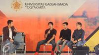 Iko Uwais (kedua kiri) saat mengisi acara Emtek Goes To Campus 2016 sekaligus mempromosikan film terbarunya 'Headshot', Yogyakarta, Rabu (2/11). Iko berbagi pengalaman seputar dunia film. (Liputan6.com/Helmi Afandi)