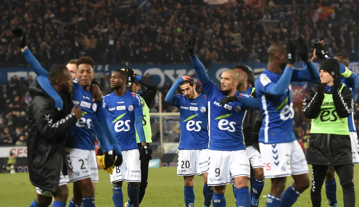 Para pemain Strasbourg merayakan kemenangan atas PSG pada lanjutan Ligue 1 Prancis di Meinau Stadium, Strasbourg, (2/12/2017). PSG kalah 1-2 dari Strasbourg. (AFP/Patrick Hertzog)