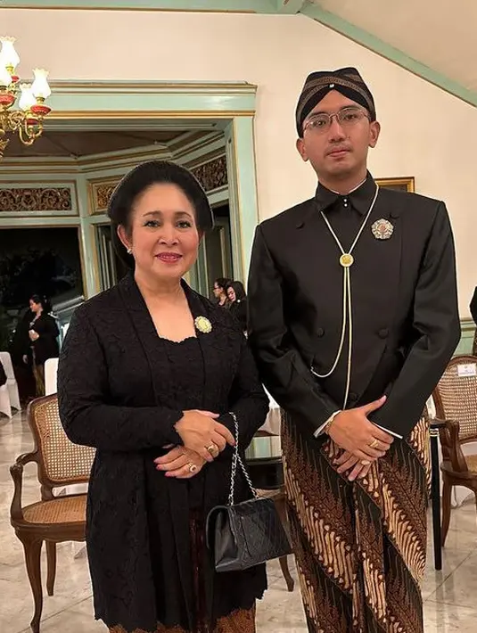 Bersama dengan KGPAA Mangkunegoro X, Titiek tampil elegan dengan kebaya hitam dipadukan kain batik coklatnya.  [@titieksoeharto]