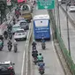 Sejumlah sepeda motor melintas di jalur Transjakarta di Jalan Galunggung, Jakarta, Kamis (7/2). Pelanggaran lalu lintas tersebut disebabkan kurangnya disiplin dan kepatuhan hukum dari pengguna jalan. (Liputan6.com/Faizal Fanani)