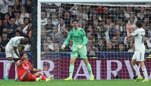 Penjaga gawang berkebangsaan Belgia tersebut tampil heroik meski harus jatuh bangun dalam laga dengan tensi panas tersebut. (AFP/Thomas Coex)