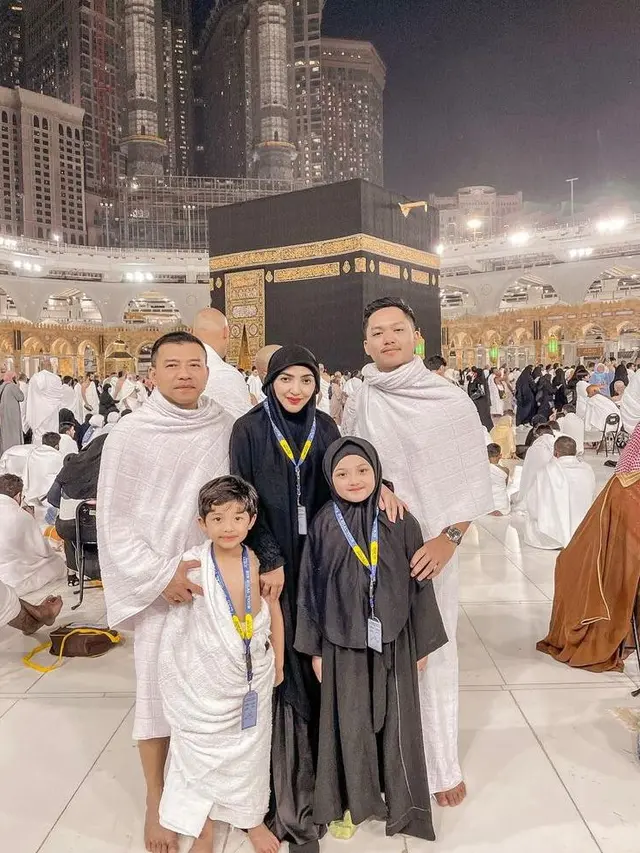 Potret Kompak Keluarga Anang Hermansyah-Ashanty saat Umrah, Didominasi Nuansa Earth Tone