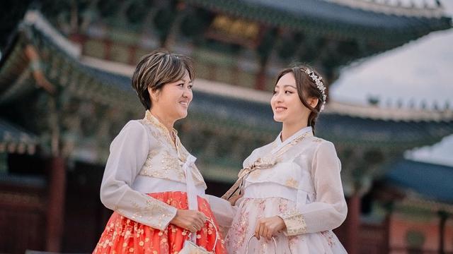 7 Pemotretan Natasha Wilona dan Bundanya yang Tampil Kompak Pakai Hanbok