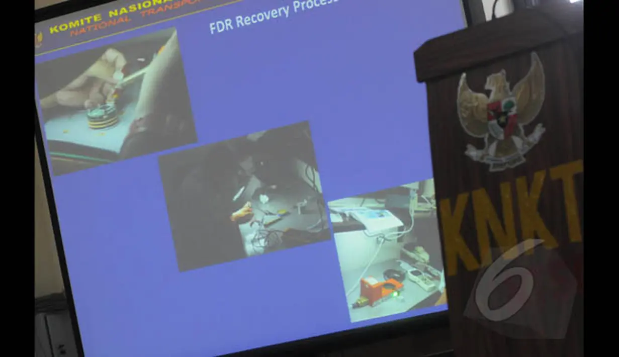 Sebuah layar menunjukkan gambaran proses pengambilan data (recovery) Cockpit Voice Recorder (CVR) saat berlangsungnya Media Rilis KNKT Tahun 2014 di Jakarta, Kamis (29/1/2015). (Liputan6.com/Herman Zakharia)