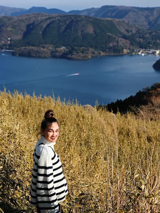 Pemilik tinggi 172 cm ini terlihat begitu menawan saat menyaksikan keindahan pemandangan di alam Gora, Jepang. Dari atas, Luna Maya bisa menyaksikan laut dan pegunungan Hakone. Keindahan alam ini membuat Luna Maya merasa terkesan. (Liputan6.com/IG/@lunamaya)