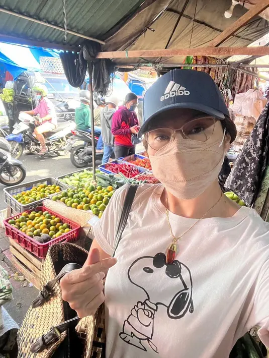 Tak hanya soal busana yang dipakai saja, namun saat berbelanja ke pasar dirinya juga tak lupa membawa tas belanja sendiri. Ia bahkan tampak begitu santai saat dan leluasa saat berada di pasar. (Liputan6.com/IG/@tamarableszynskiofficial)