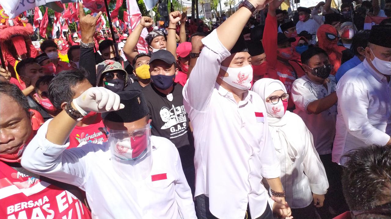 Pasangan bakal calon wali kota dan wakil wali kota Surabaya, dari PDI Perjuangan, Eri Cahyadi- Armuji mengenakan kemeja putih tiba di kantor KPU Surabaya