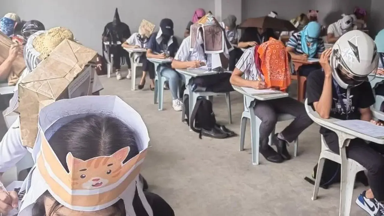 Topi anti nyontek yang dikenakan sejumlah anak sekolah di Filipina ini jadi viral. (Foto: MARY JOY MANDANE-ORTIZ via BBC)