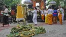 Suasana prosesi upacara mecaru di Pura Tribhuana Agung Sukmajaya Depok, Jawa Barat, Rabu (6/3). Upacara Mecaru dilaksanakan bertujuan untuk menjaga keharmonisan antara manusia dan alam. (Liputan6.com/Herman Zakharia)