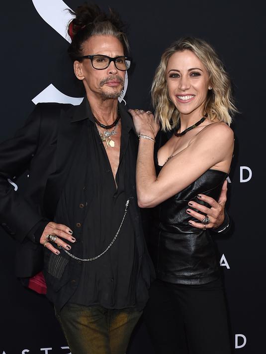 Vokalis band Aerosmith, Steven Tyler bersama pacarnya, Aimee Preston pada gala premiere film "Ad Astra" di The Cinerama Dome, Los Angeles, Rabu (18/9/2019). Steven Tyler tampak mesra dengan kekasih mudanya yang berusia 30 tahun tersebut. (Jordan Strauss/Invision/AP)