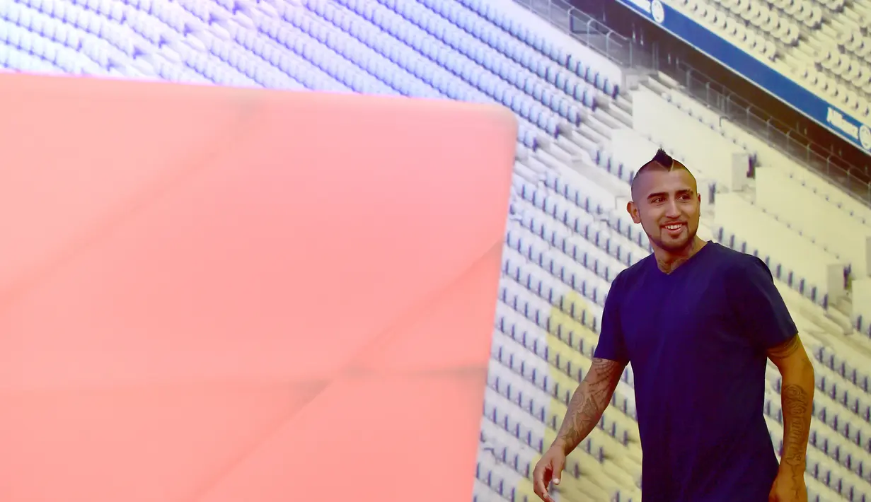Pemain baru Bayern Munchen Arturo Vidal tiba saat jumpa pers perkenalan dirinya di Munich, Jerman, Selasa (28/7/2015). (EPA/Peter Kneffel)
